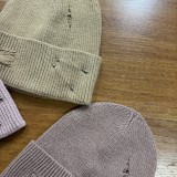 Шапка з металевими шпильками
