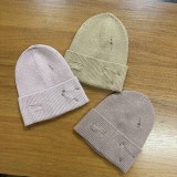 Шапка з металевими шпильками