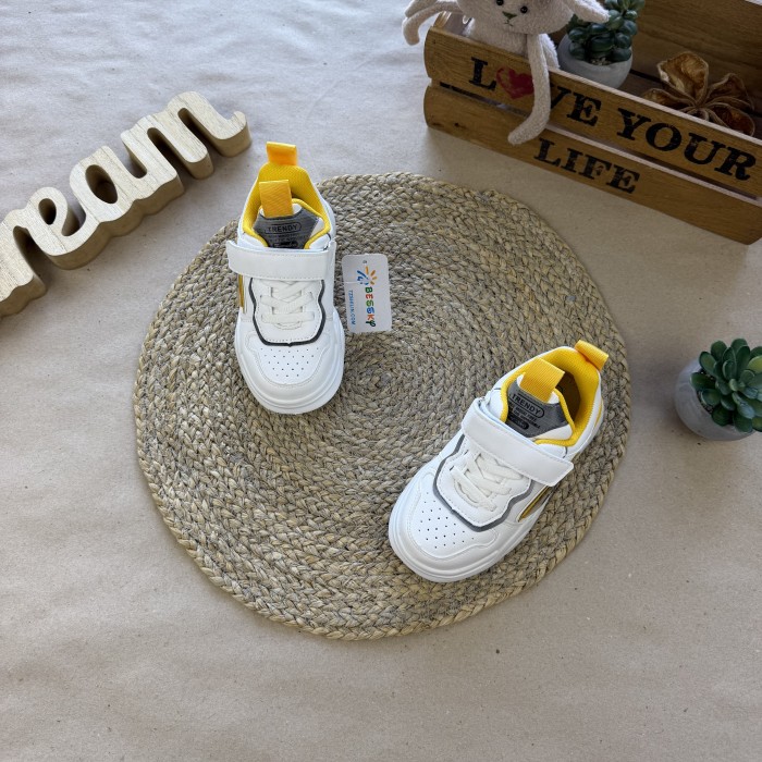 Кросівки білі з жовтим
