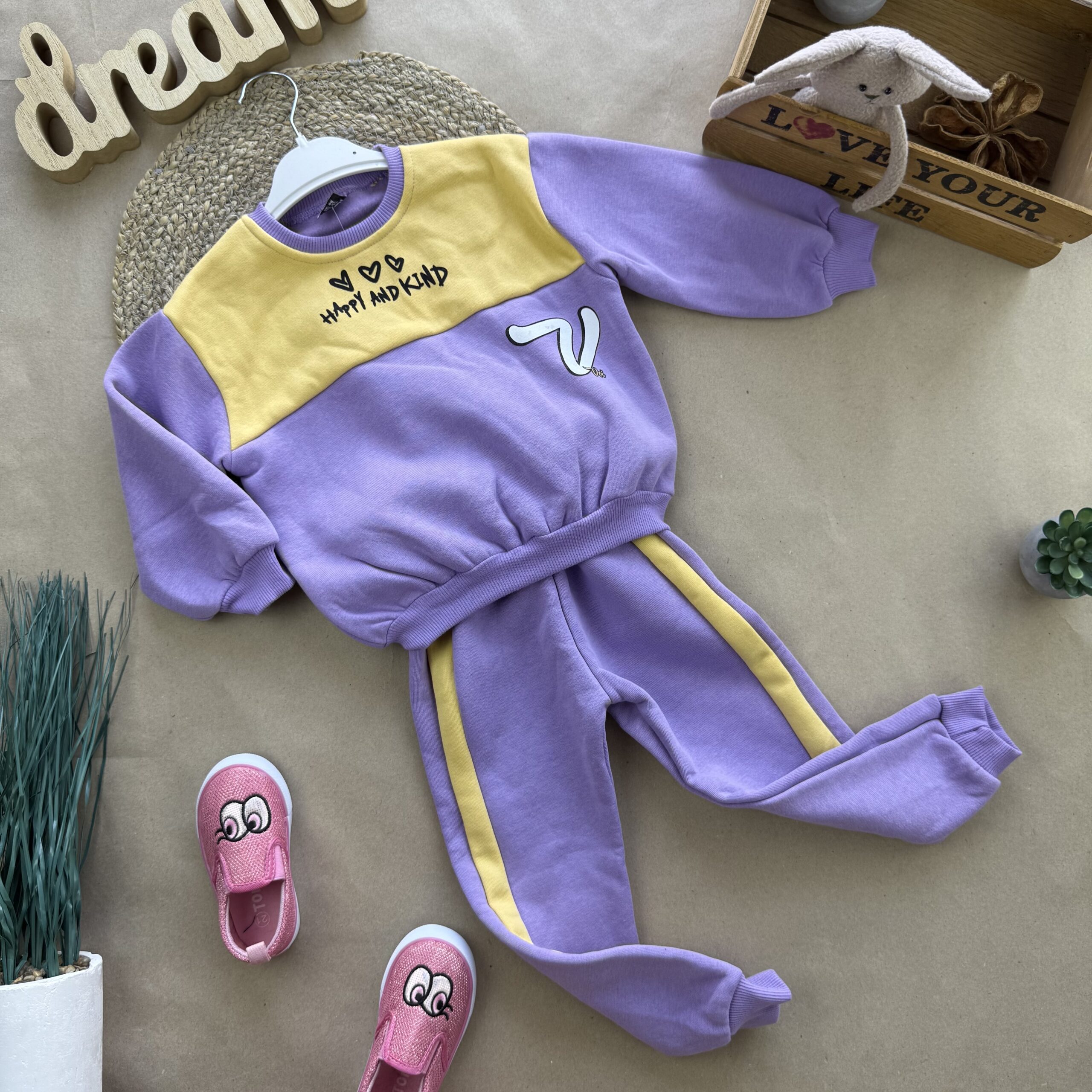 Костюм лавандовий з жовтим