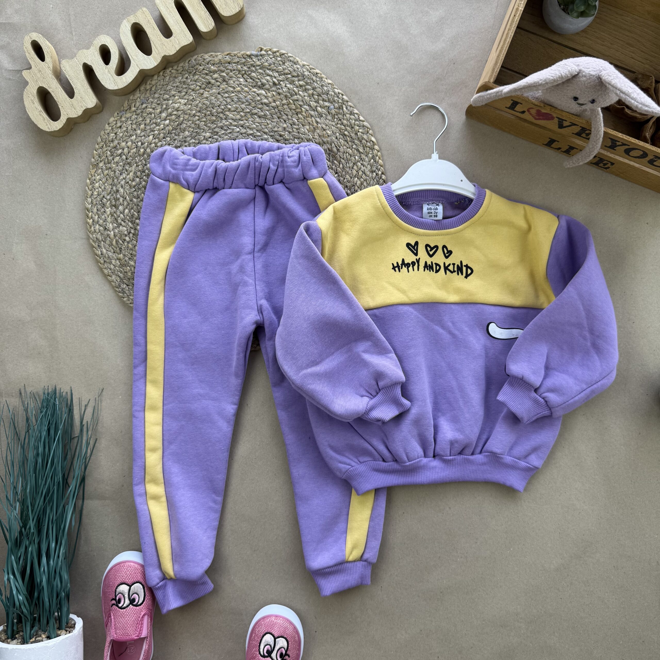 Костюм лавандовий з жовтим