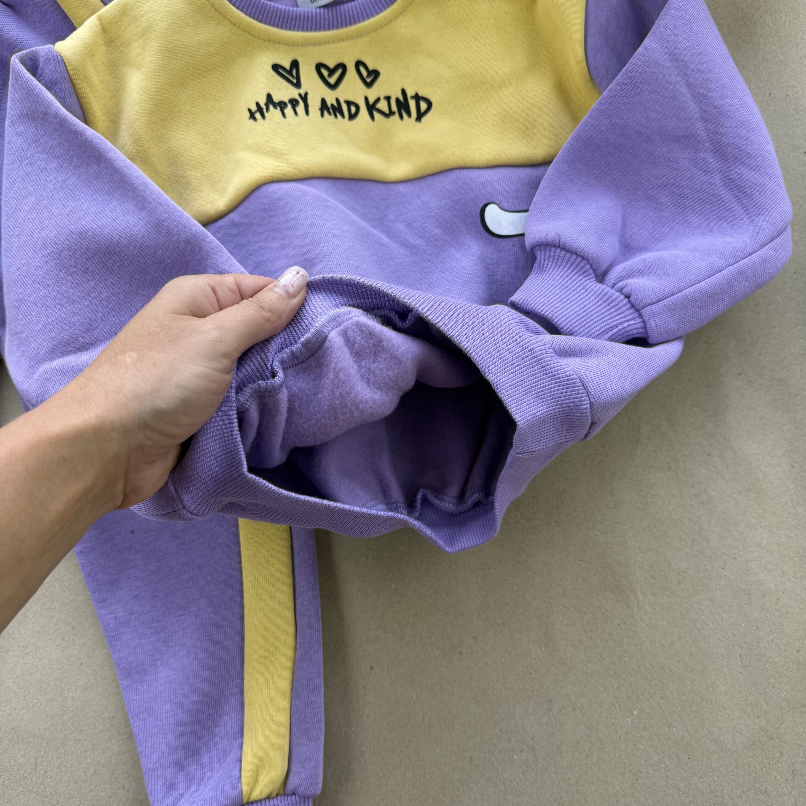 Костюм лавандовий з жовтим