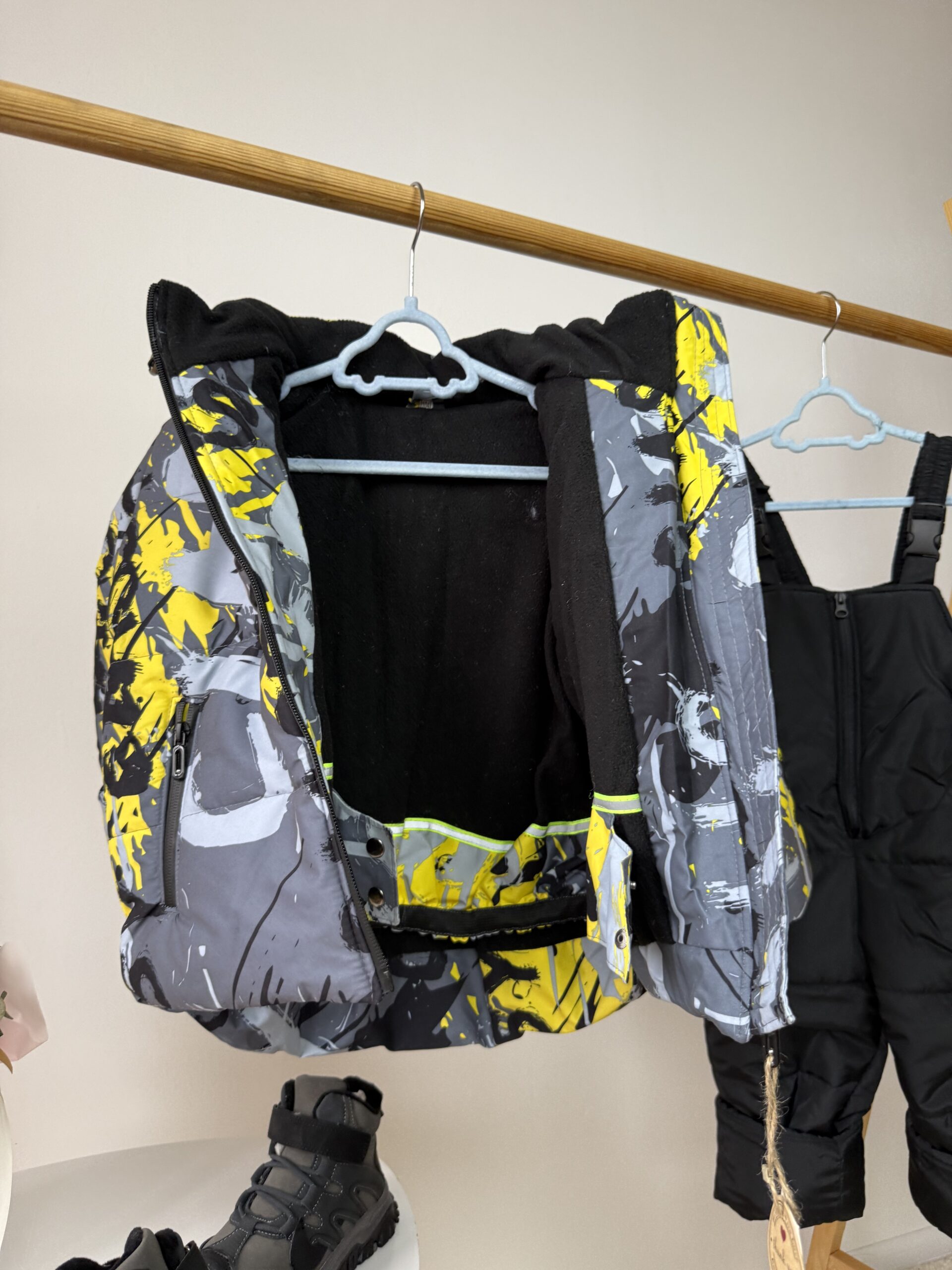 Комплект куртка та напівкомбінезон з жовтим