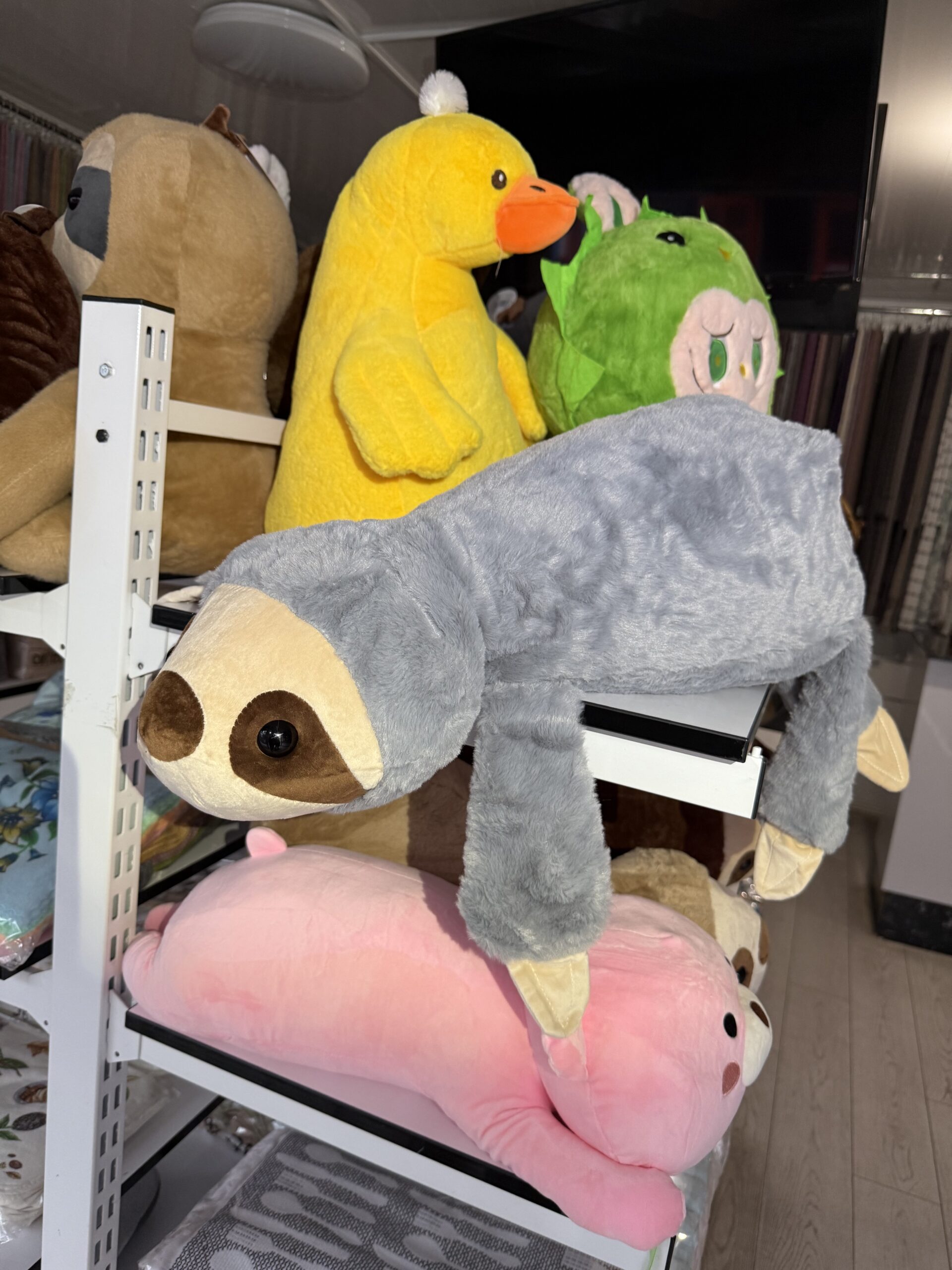 Іграшка подушка лінивець сірий