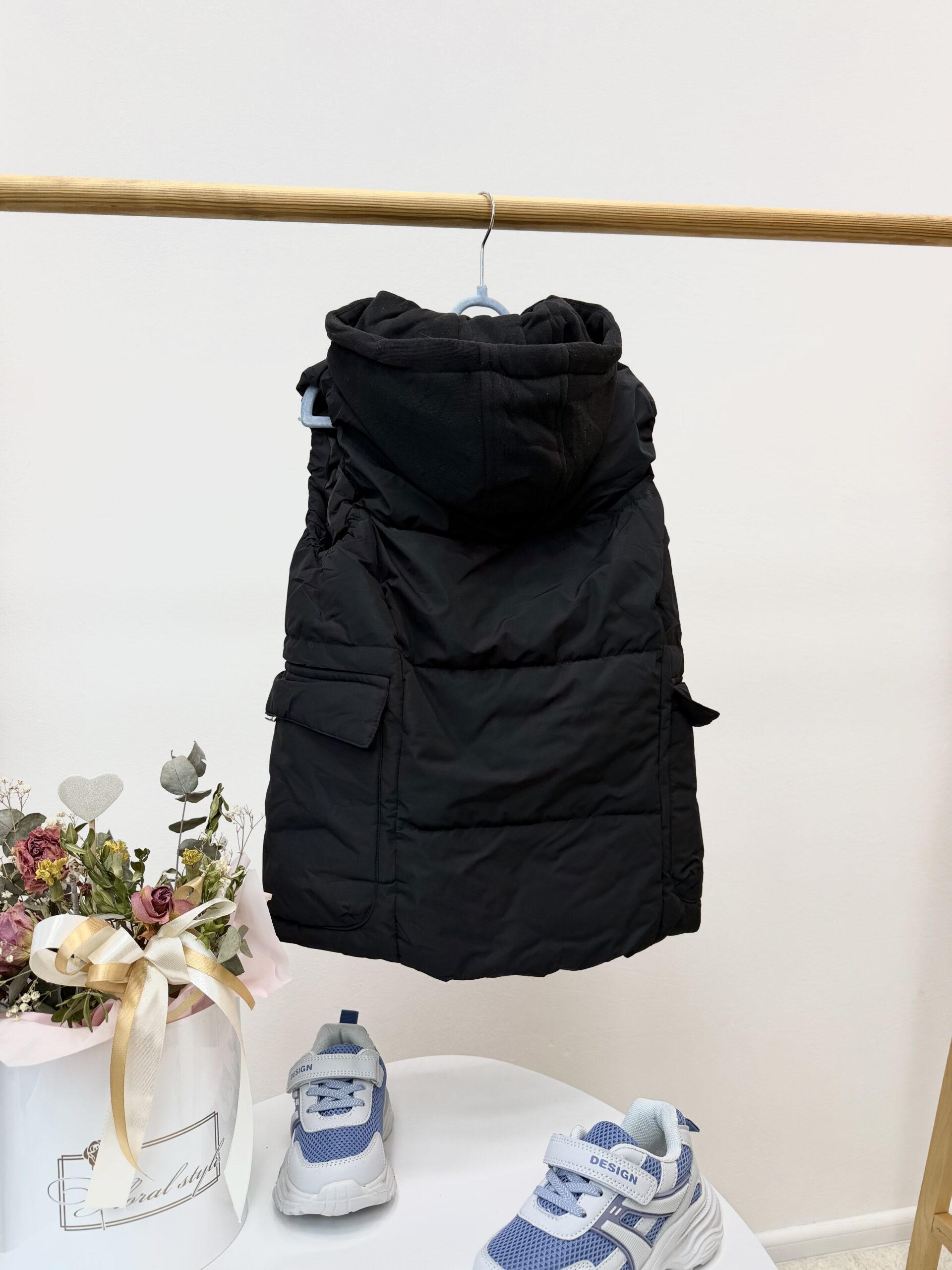 Жилет чорний блискавки