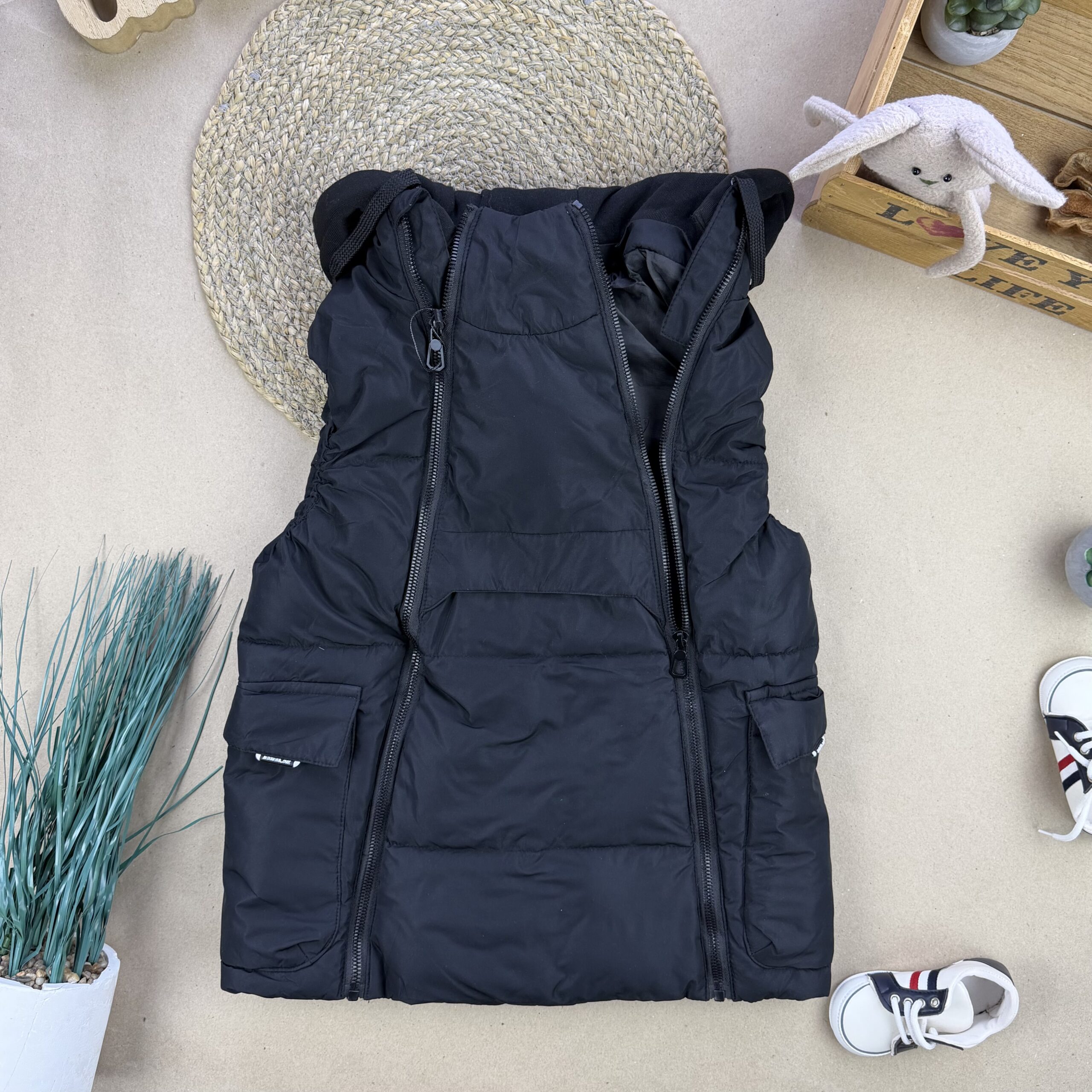 Жилет чорний блискавки