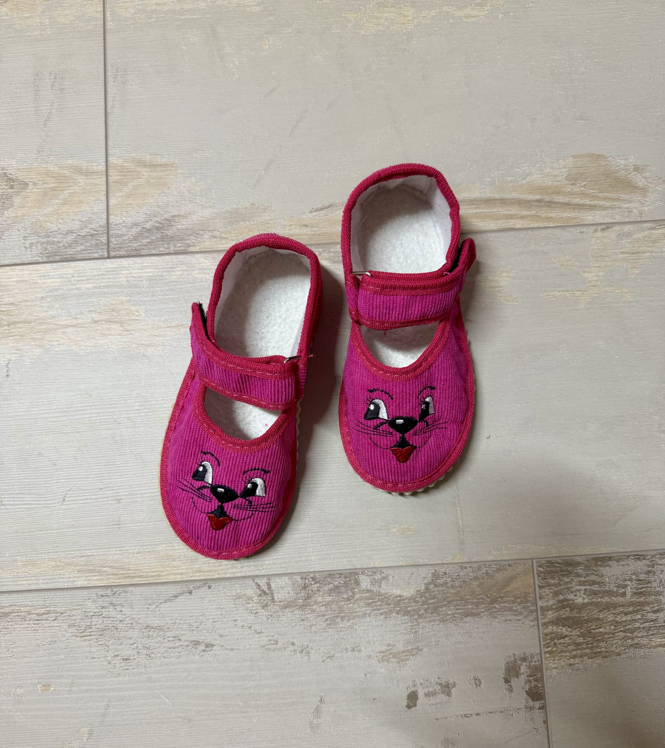 Капці очі рожеві