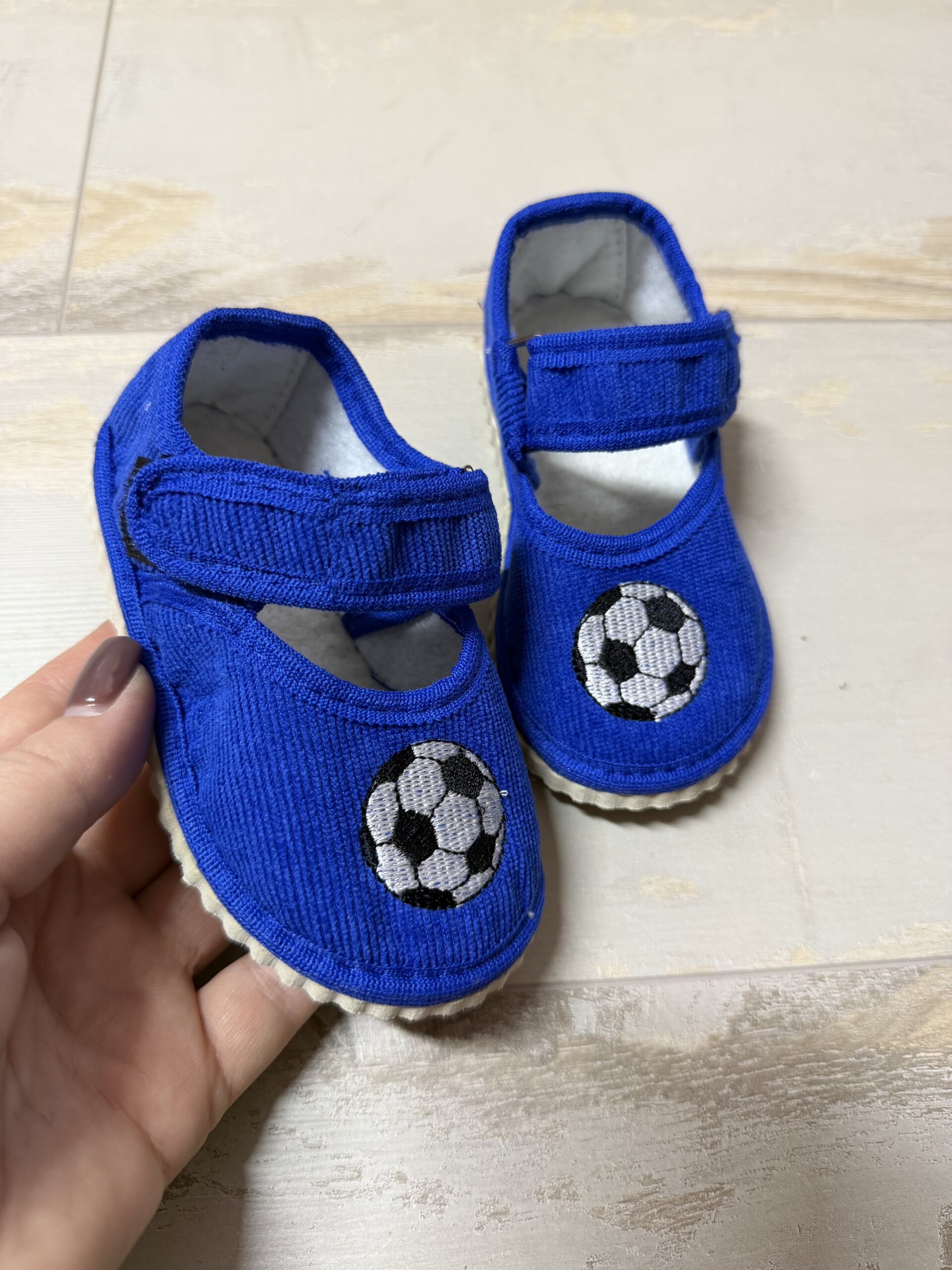 Капці футбол електрик