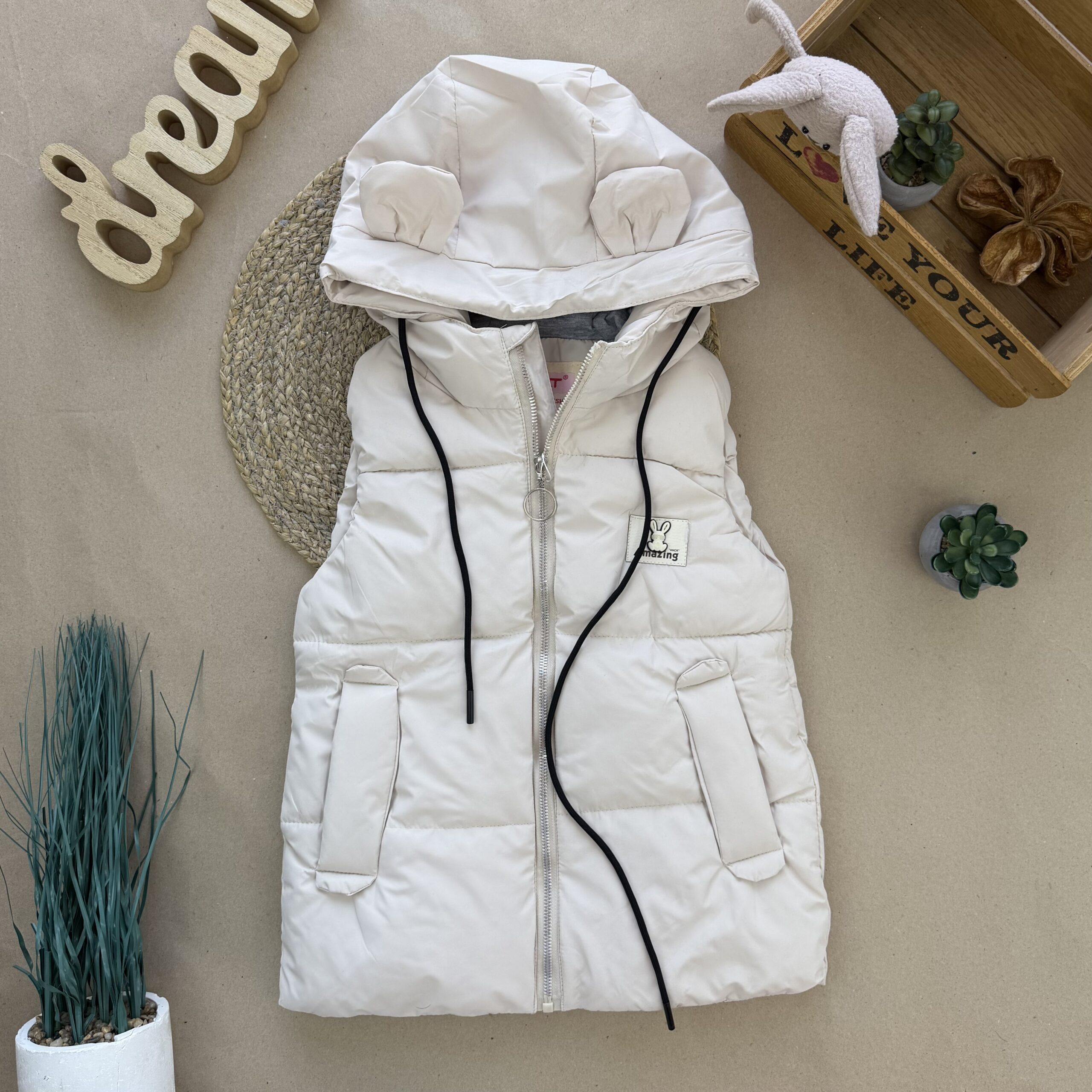 Жилет вушка молочний