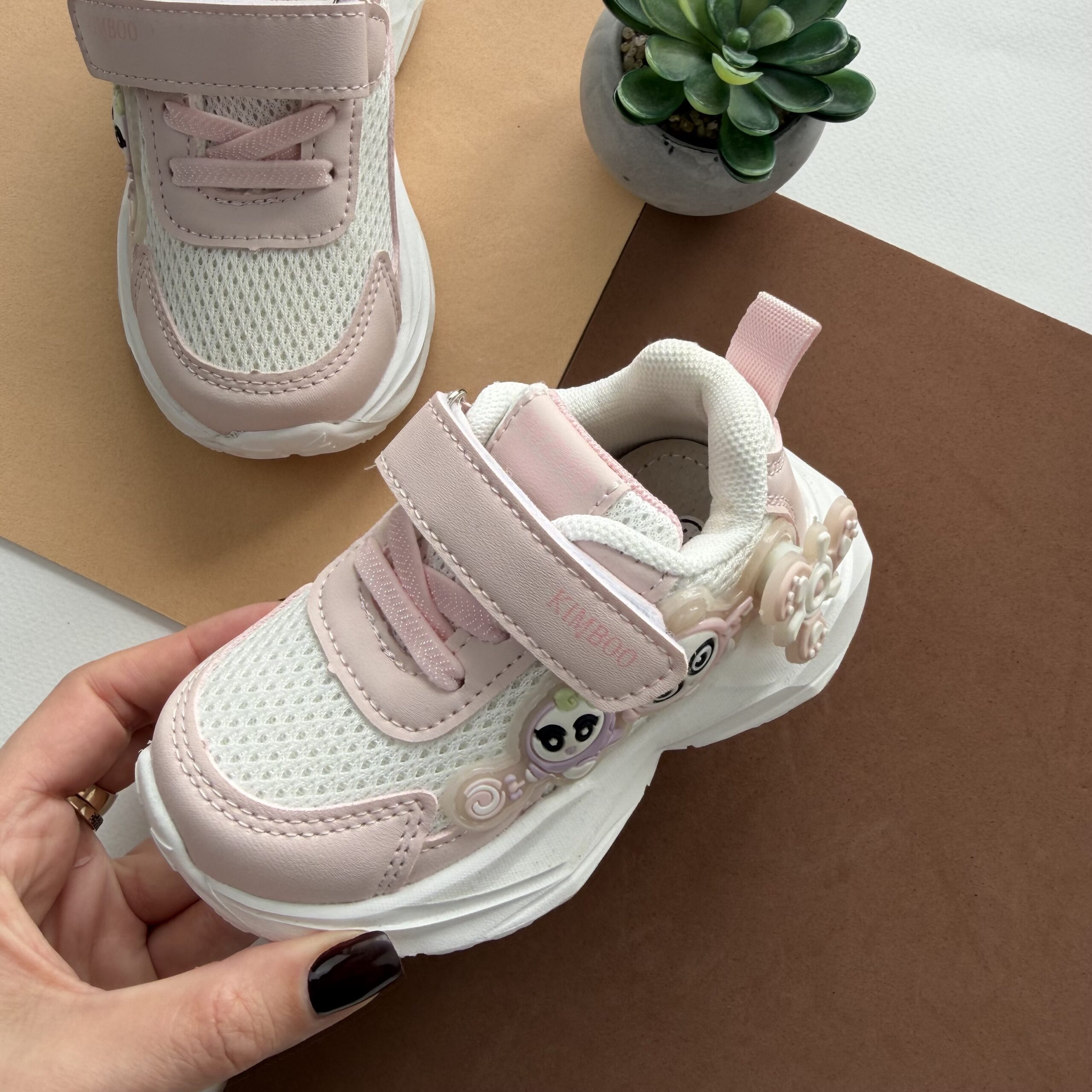 Кросівки рожеві герої